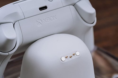 Base de carga doble 8bitdo para controles xbox con sistema magnético, carga simultánea y protección contra sobrecarga