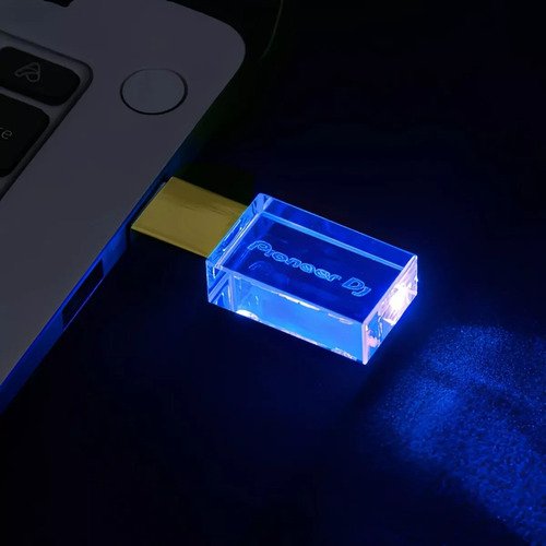 Memoria USB Pioneer DJ de 128GB con diseño en cristal y colores vibrantes, compatible con equipos CDJ-NEXUS