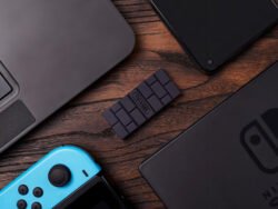 Adaptador 8bitdo versión 2 bluetooth que permite usar mandos de diferentes consolas en Nintendo Switch, PC y televisores