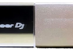 Memoria USB Pioneer DJ de 128GB con diseño en cristal y colores vibrantes, compatible con equipos CDJ-NEXUS