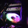 Ventilador disipador con triple ventilador RGB para procesadores Intel y AMD, operación silenciosa menor a 25dB y control PWM inteligente