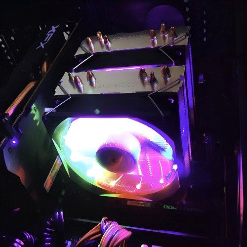 Ventilador disipador con triple ventilador RGB para procesadores Intel y AMD, operación silenciosa menor a 25dB y control PWM inteligente