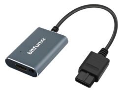 Adaptador Bitfunx que convierte consolas retro SNES, N64 y GameCube a señal HDMI 1080p para televisores modernos