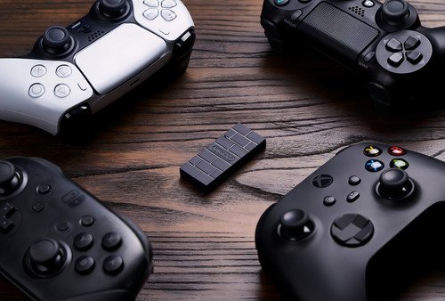 Adaptador 8bitdo versión 2 bluetooth que permite usar mandos de diferentes consolas en Nintendo Switch, PC y televisores