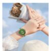 Smartwatch deportivo para mujer con carga inalámbrica, diseño elegante y funcional para uso diario y actividades deportivas